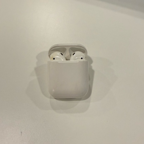 First Generation AirPods - Picture 1 of 8
